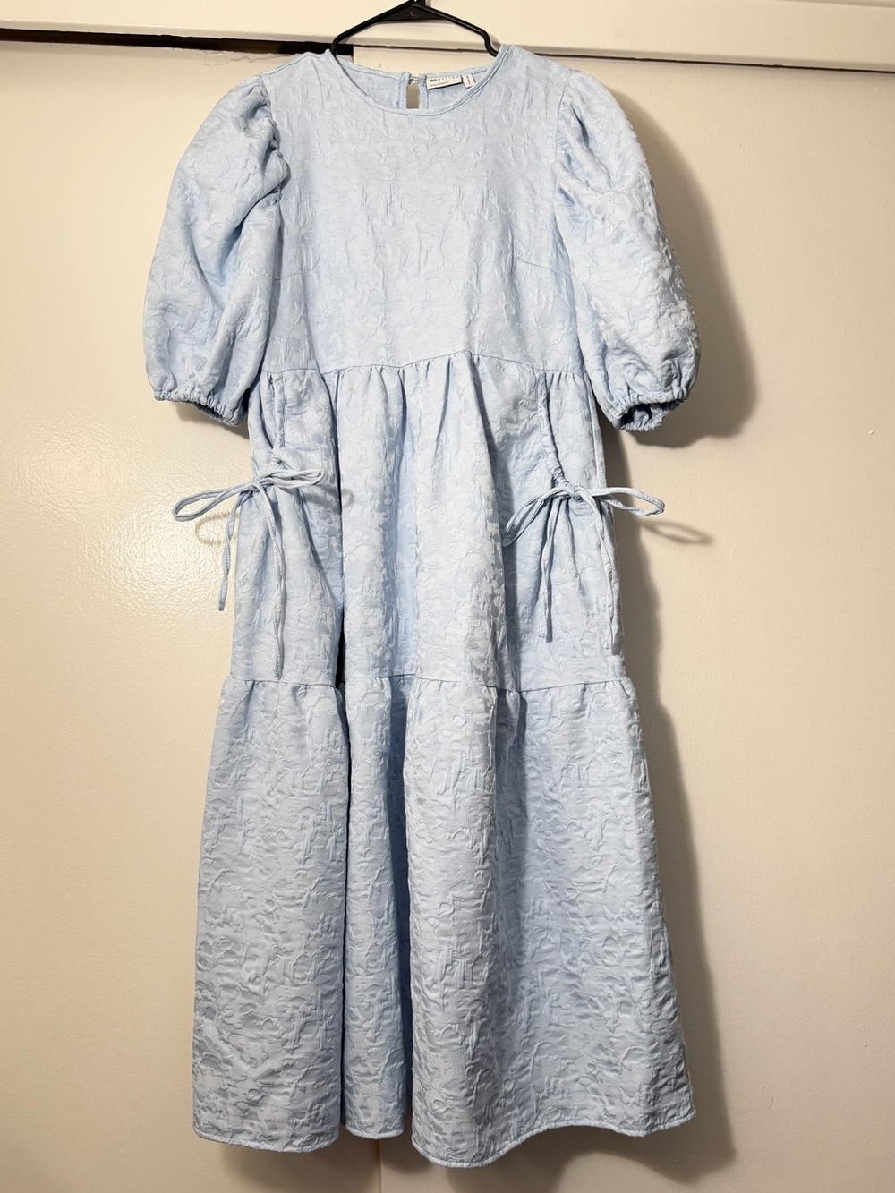 ASOS DESIGN Jacquard
Tiered Midi Dress with Bellow Pockets in Pastel
Blue.